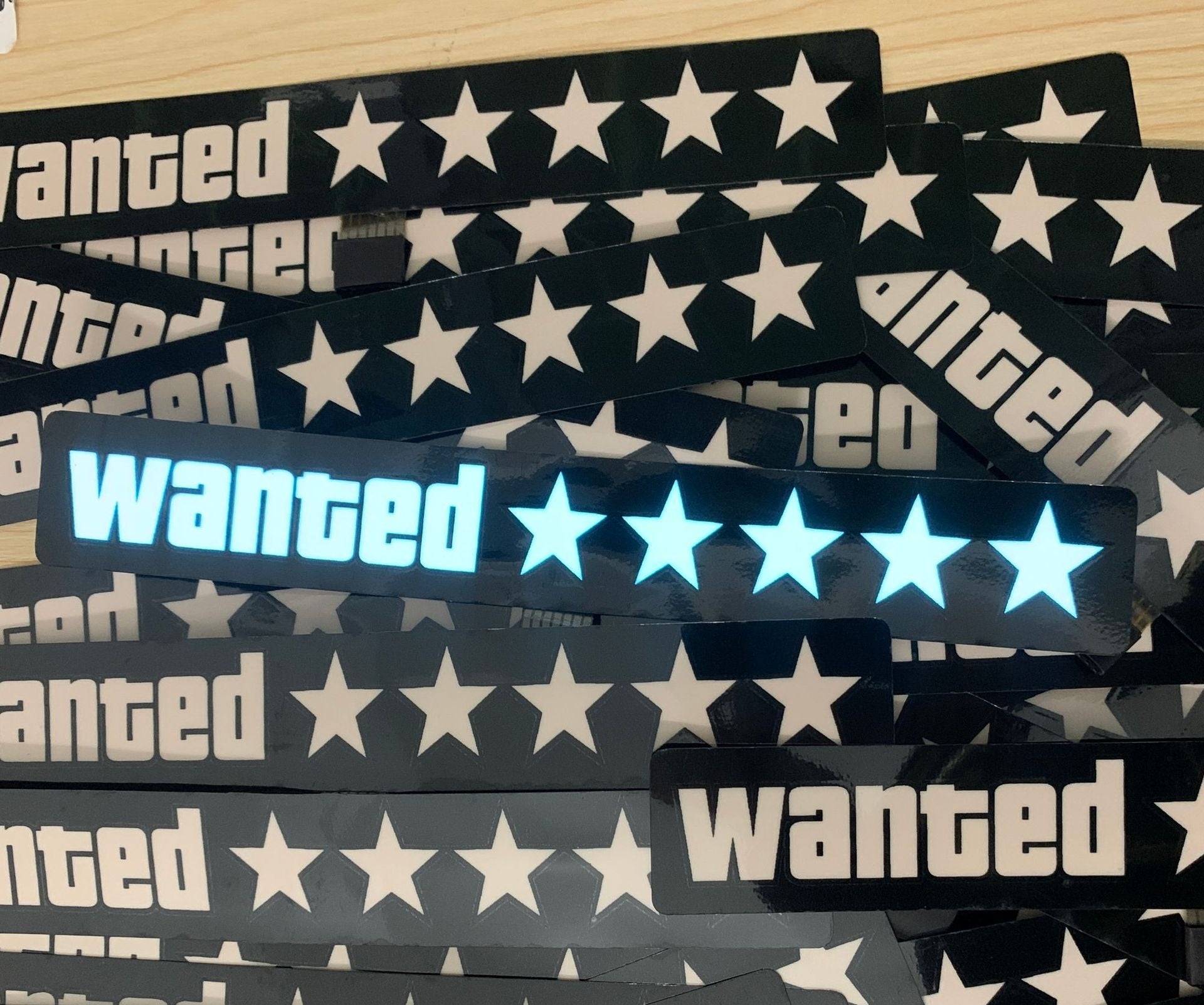5 Stars Wanted Led Light-Emitting Window Sticker Windshield Sticker Decorative Car Accessories Light Board Without Battery - shift-knoobs